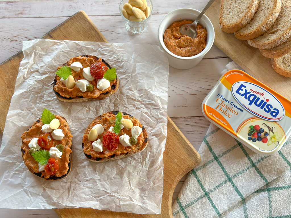 Crostini con pesto di pomodorini secchi e formaggio fresco spalmabile Exquisa Classico Dolce