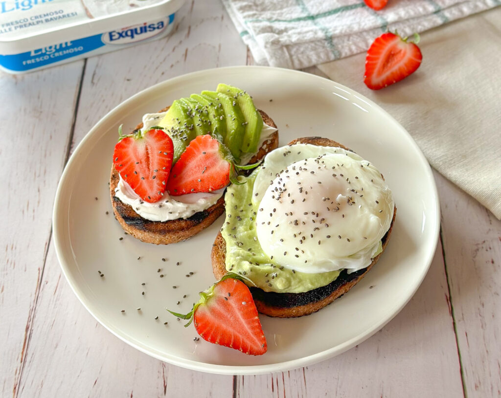 Avocado toast con formaggio cremoso spalmabile Exquisa Light con pochi grassi