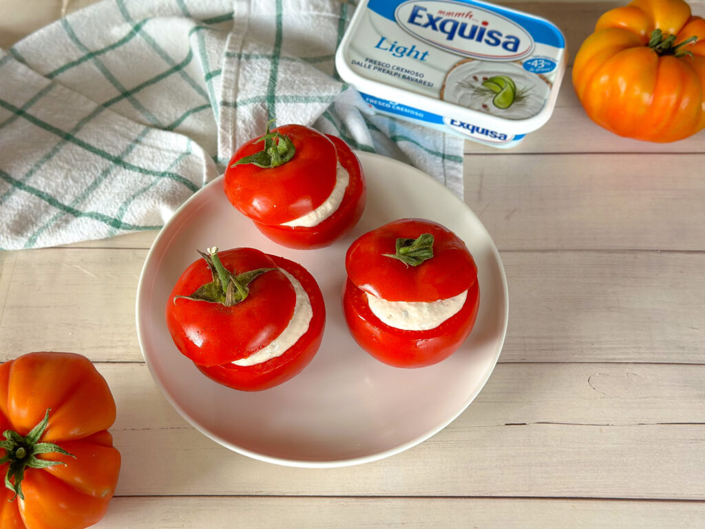 Pomodori ripieni con tonno, capperi e formaggio fresco spalmabile Exquisa Light con pochi grassi