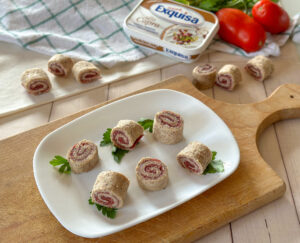 Girelle di pane con bresaola e formaggio fresco spalmabile Exquisa alla Capra