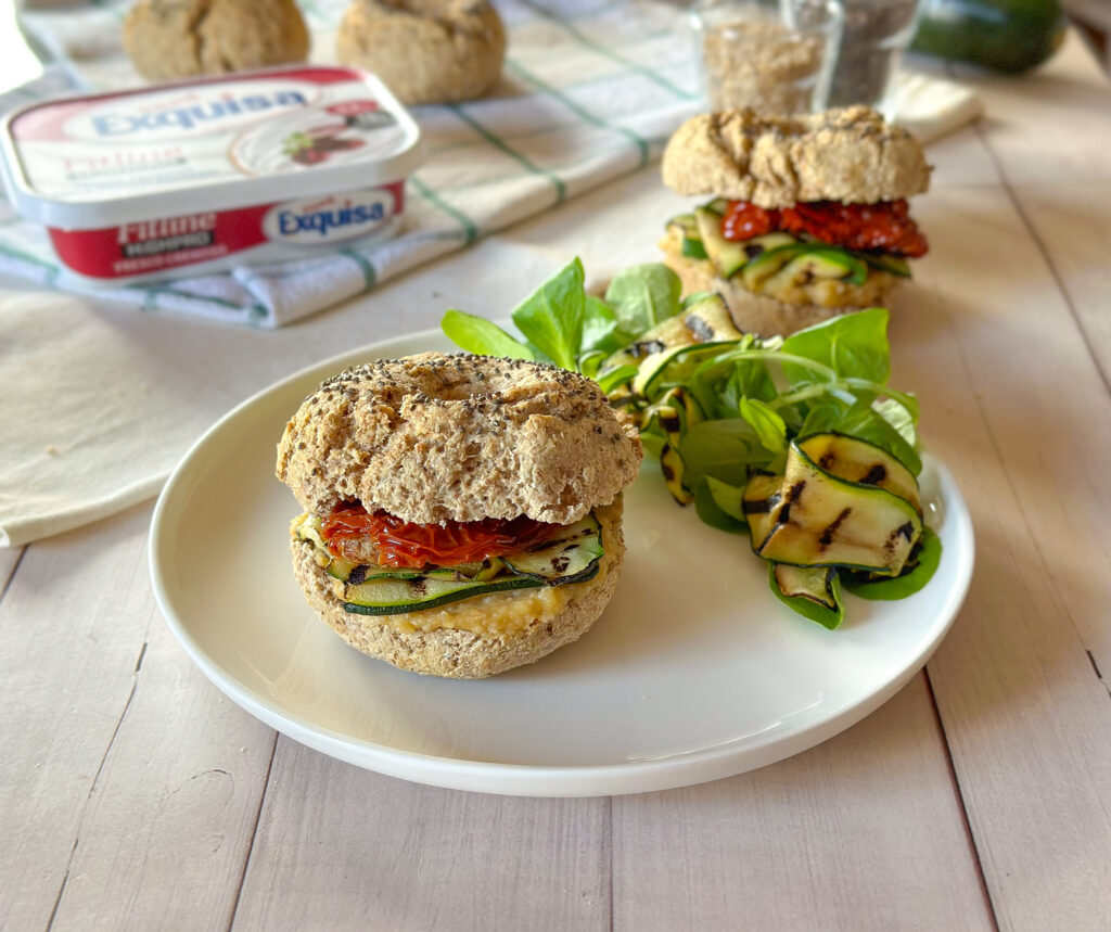 Bagels integrali con zucchine, pomodori secchi e formaggio fresco spalmabile Exquisa Fitline proteico