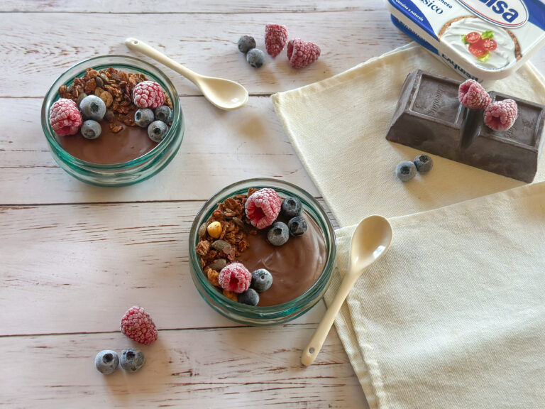 Mousse al cioccolato fondente con Exquisa formaggio Fresco Cremoso Classico