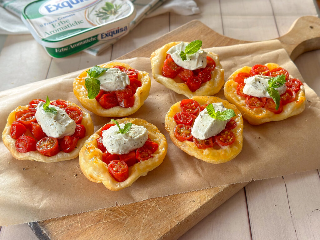 Tarte tatin con pomodorini e formaggio cremoso alle erbe Exquisa Erbe Aromatiche