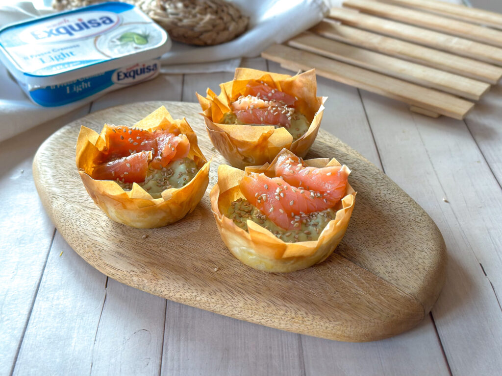 Cestini di pasta fillo con avocado, salmone e Exquisa Light formaggio fresco con pochi grassi