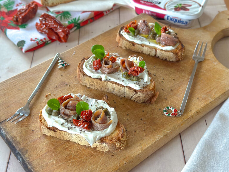 Bruschettona con acciughe, capperi, pomodori secchi ed Exquisa Fitline formaggio fresco proteico