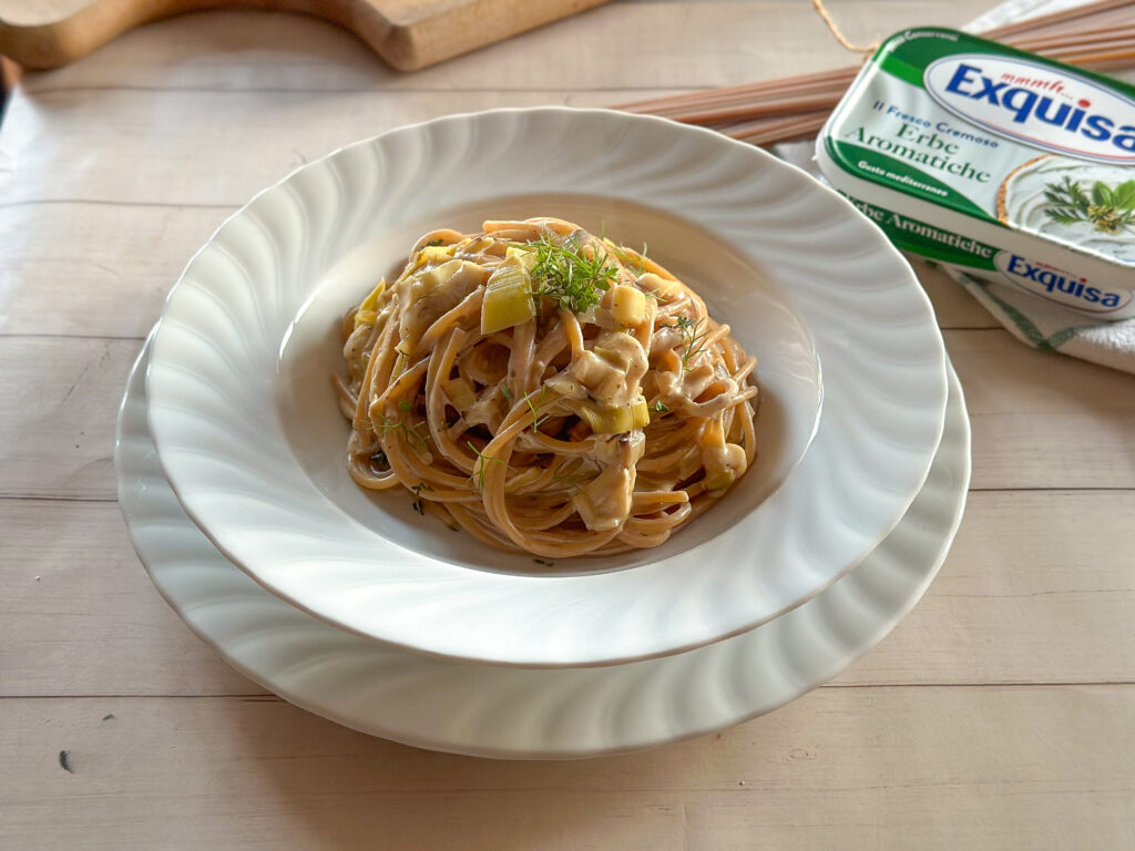 Pasta con crema di porri e formaggio cremoso spalmabile Exquisa alle Erbe Aromatiche