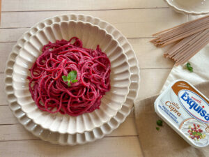 Pasta con barbabietola e formaggio spalmabile fresco Exquisa alla Capra
