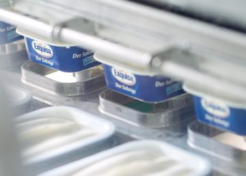 Macchinario che riempie scatole di Exquisa Fresco Cremoso Classico