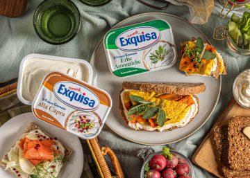 tavola apparecchiata con golosi piatti ed Exquisa alle Erbe Aromatiche ed Exquisa alla Capra